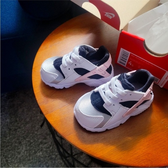 NWT Nike Huarache Run (TD) girls sneakers size 9C 704950-115 floor model - Picture 3 of 3